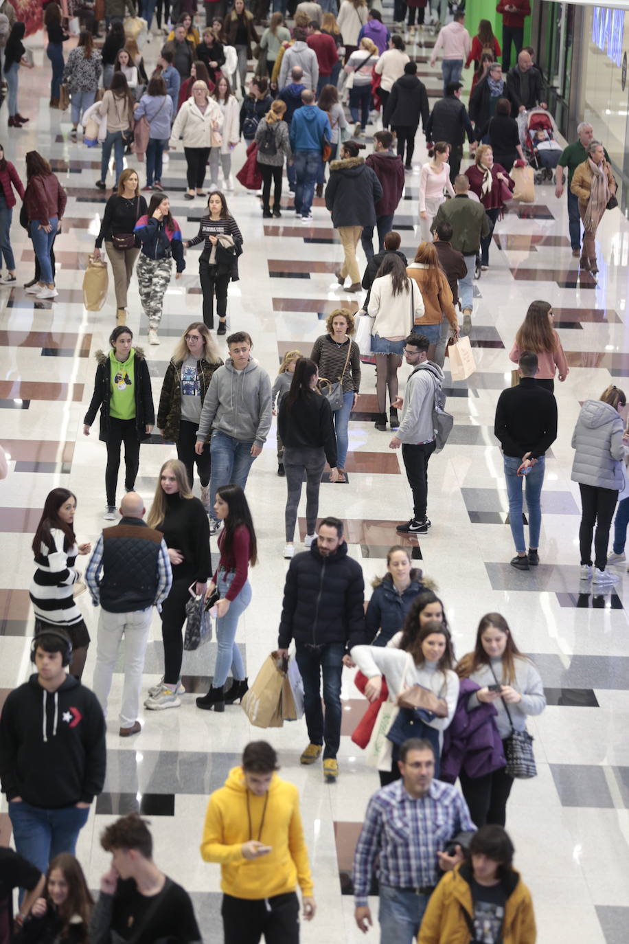 Los centros comerciales y tiendas de la capital, a rebosar de clientes durante este viernes 29 de noviembre