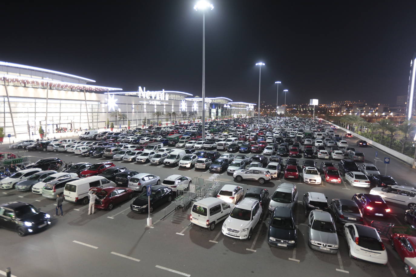 Los centros comerciales y tiendas de la capital, a rebosar de clientes durante este viernes 29 de noviembre