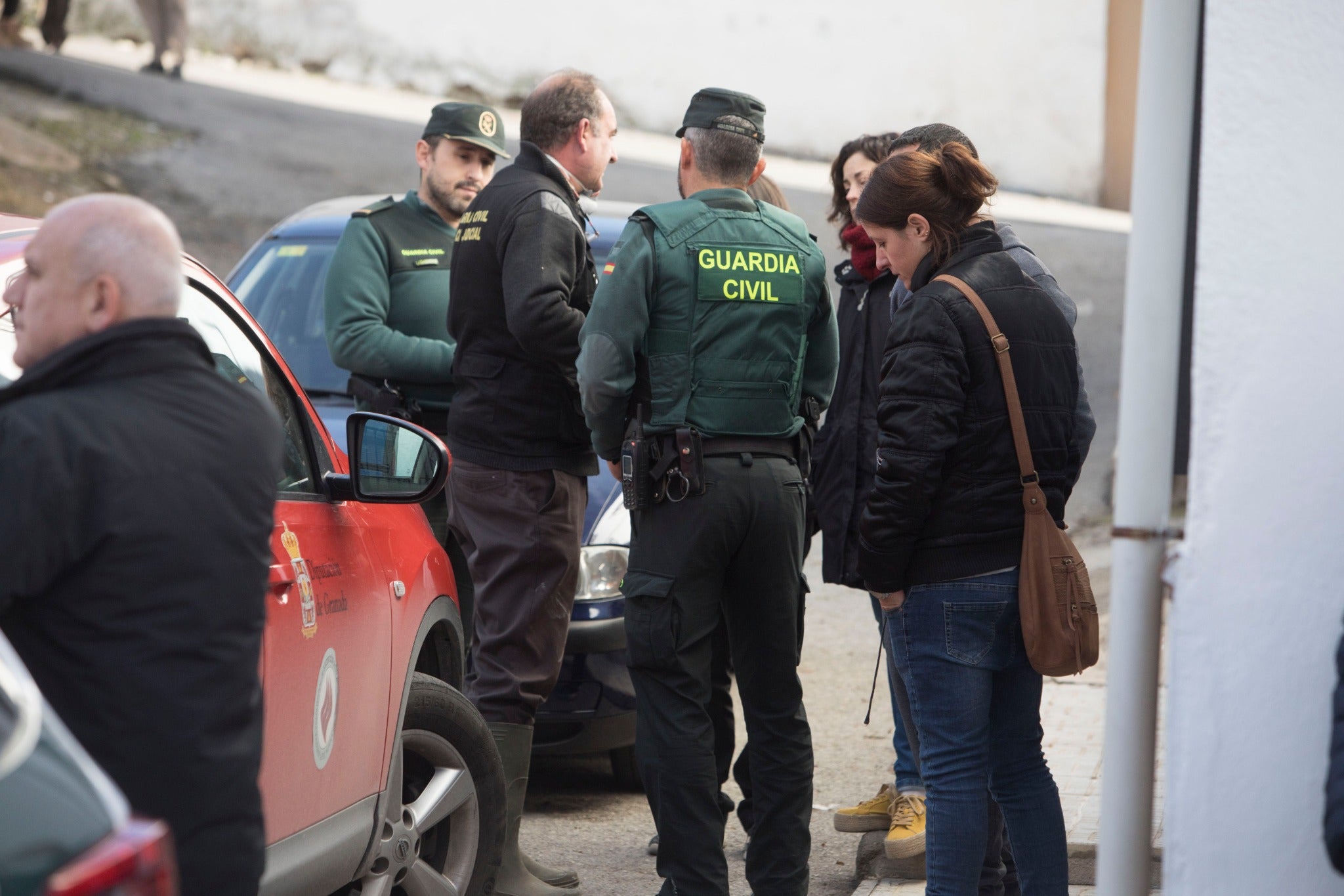 Miembros de la funeraria proceden a guardar uno de los féretros en el vehículo.