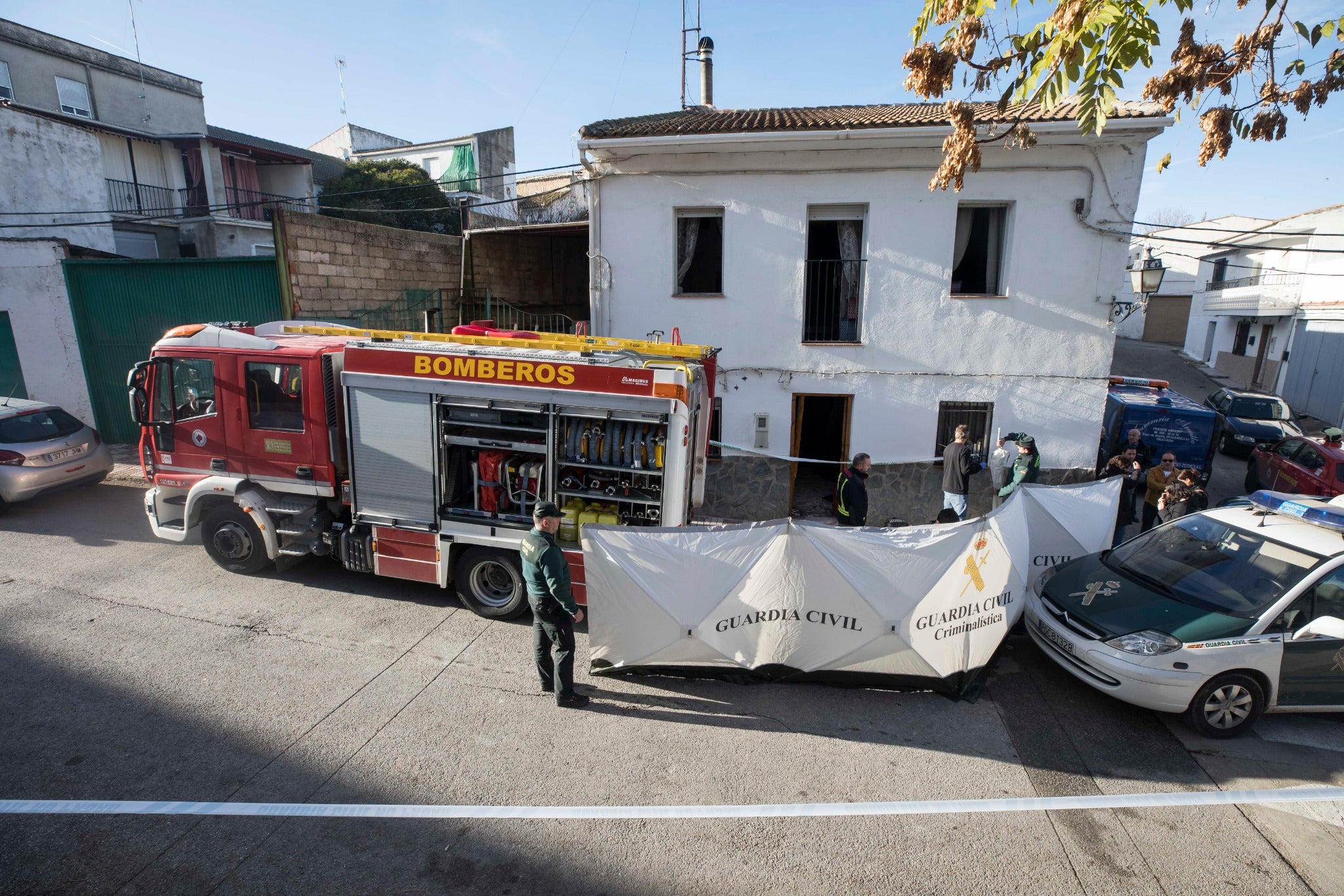 Miembros de la funeraria proceden a guardar uno de los féretros en el vehículo.