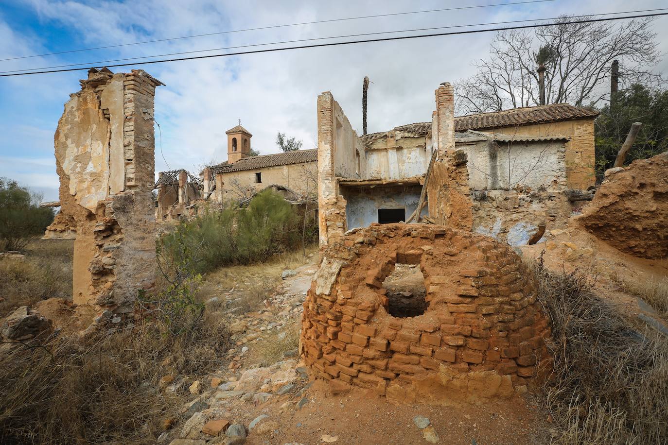 La última familia se fue en el año 2003, y desde entonces ha sido presa de saqueos y de los crueles e inapelables embates del paso del tiempo