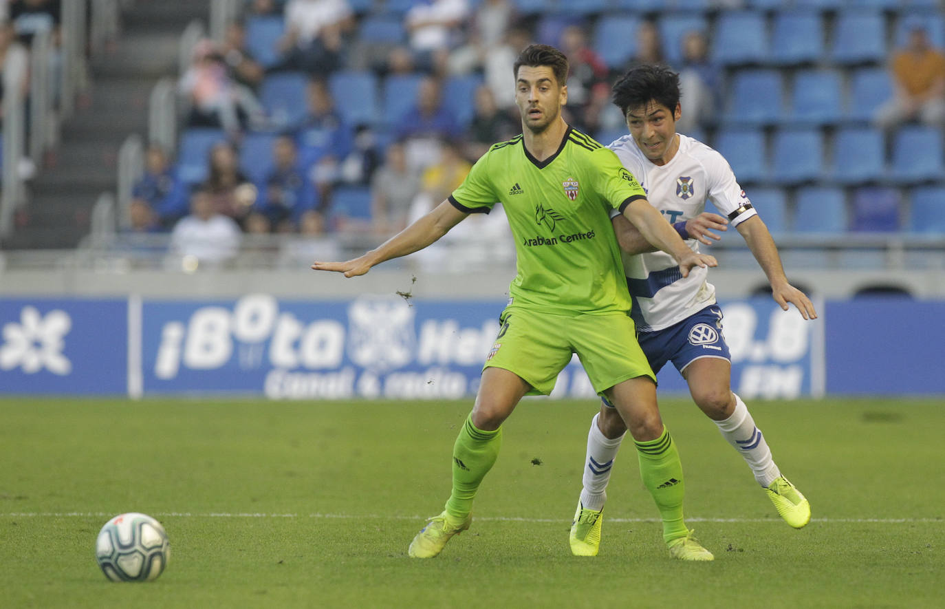 César de la Hoz controla el balón y el juego, casi un reflejo de lo que hace el equipo rojiblanco. 