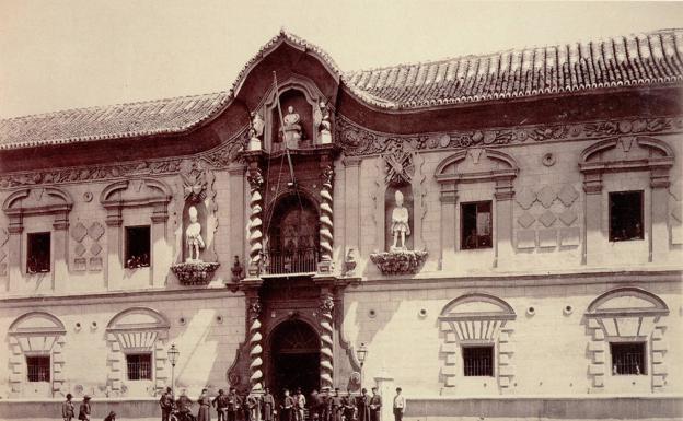 Imagen principal - Arriba, imagen de la fachada del palacio en 1890. Abajo, detalles de los restos.