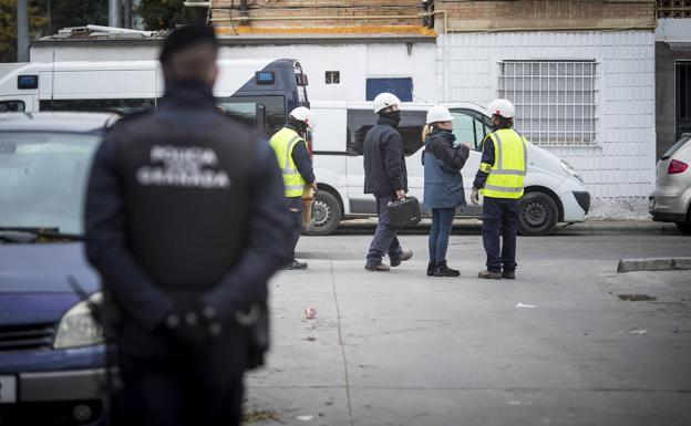 Imagen principal - Cortes de luz en la zona norte: una inspección de alta tensión en Granada