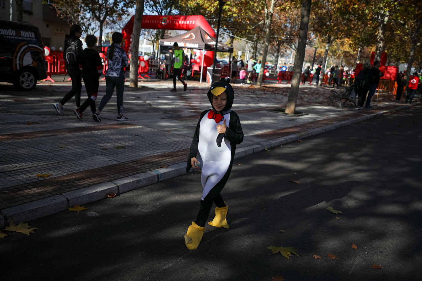 Muchos corredores han acudido disfrazados a una cita que cumple su octava edición