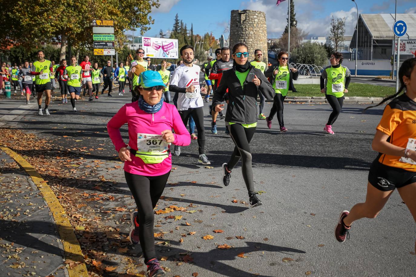 Muchos corredores han acudido disfrazados a una cita que cumple su octava edición