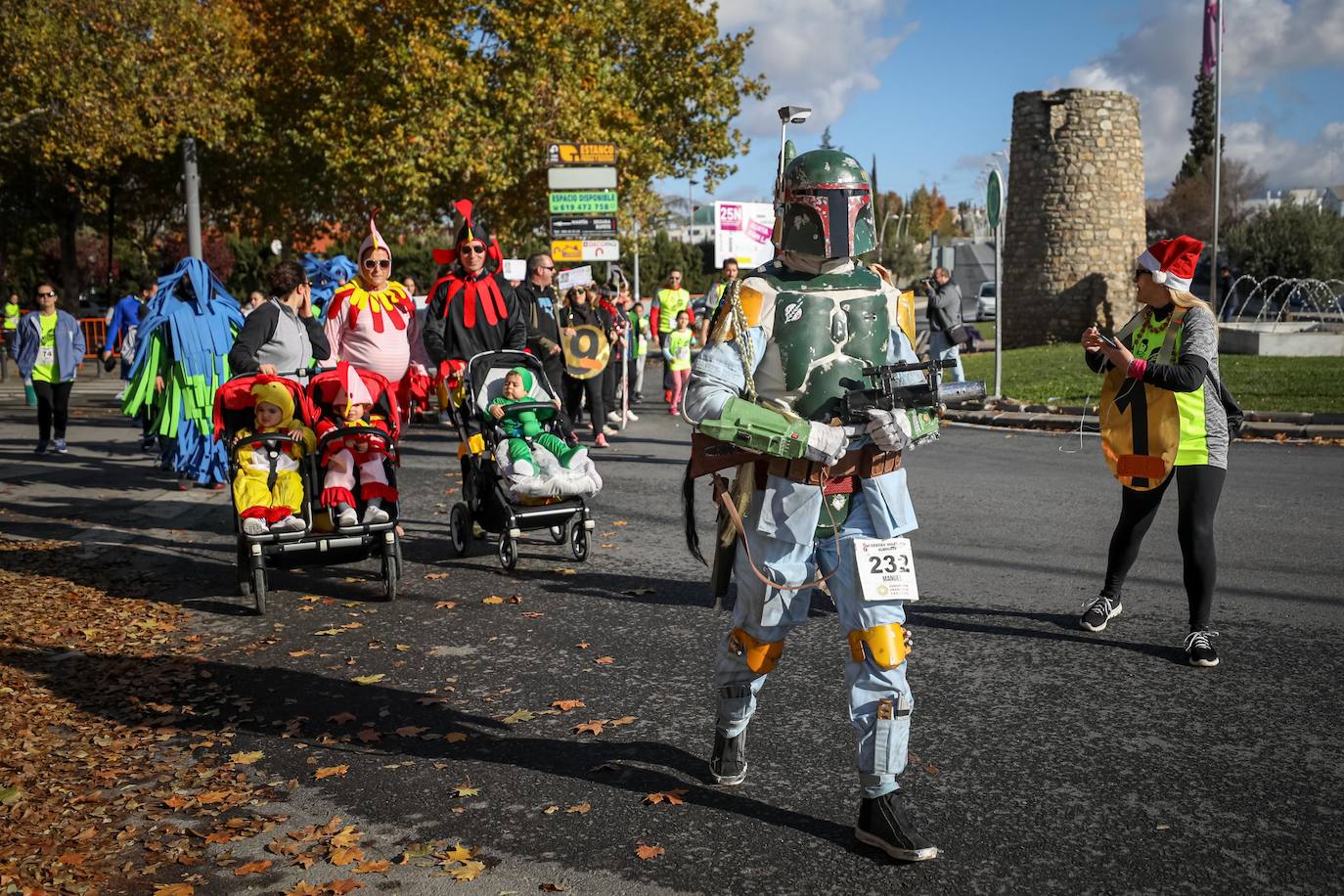 Muchos corredores han acudido disfrazados a una cita que cumple su octava edición