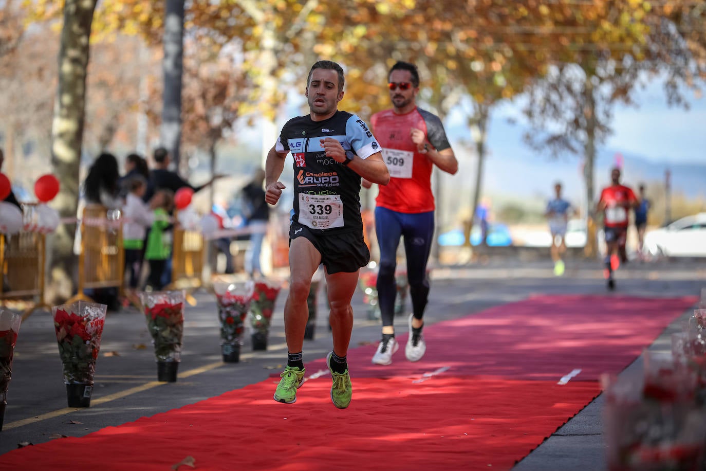 Muchos corredores han acudido disfrazados a una cita que cumple su octava edición