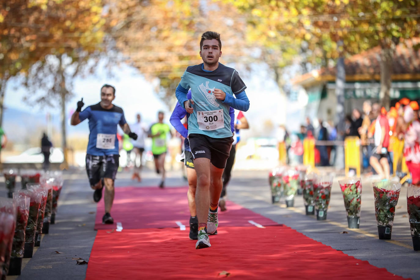 Muchos corredores han acudido disfrazados a una cita que cumple su octava edición