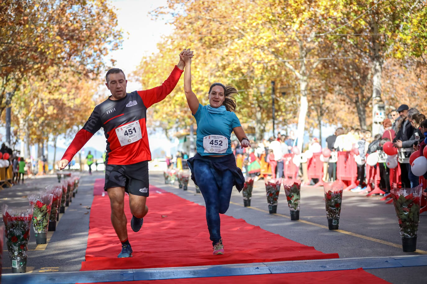 Muchos corredores han acudido disfrazados a una cita que cumple su octava edición