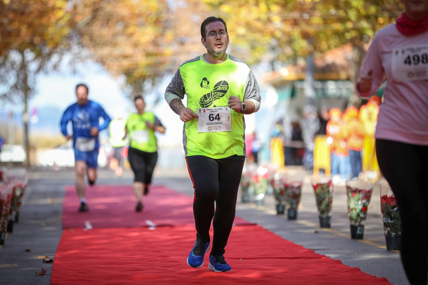 Muchos corredores han acudido disfrazados a una cita que cumple su octava edición