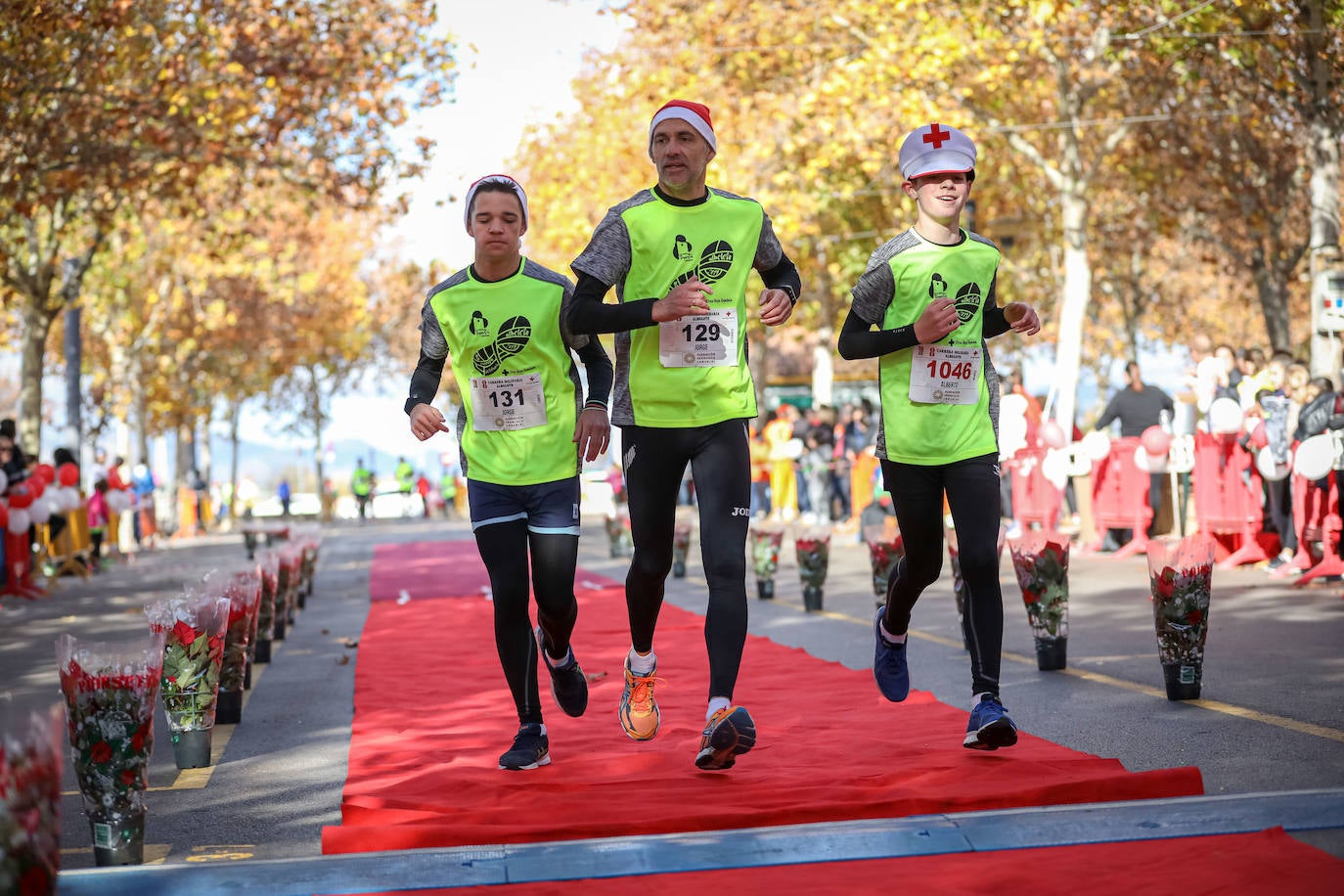 Muchos corredores han acudido disfrazados a una cita que cumple su octava edición