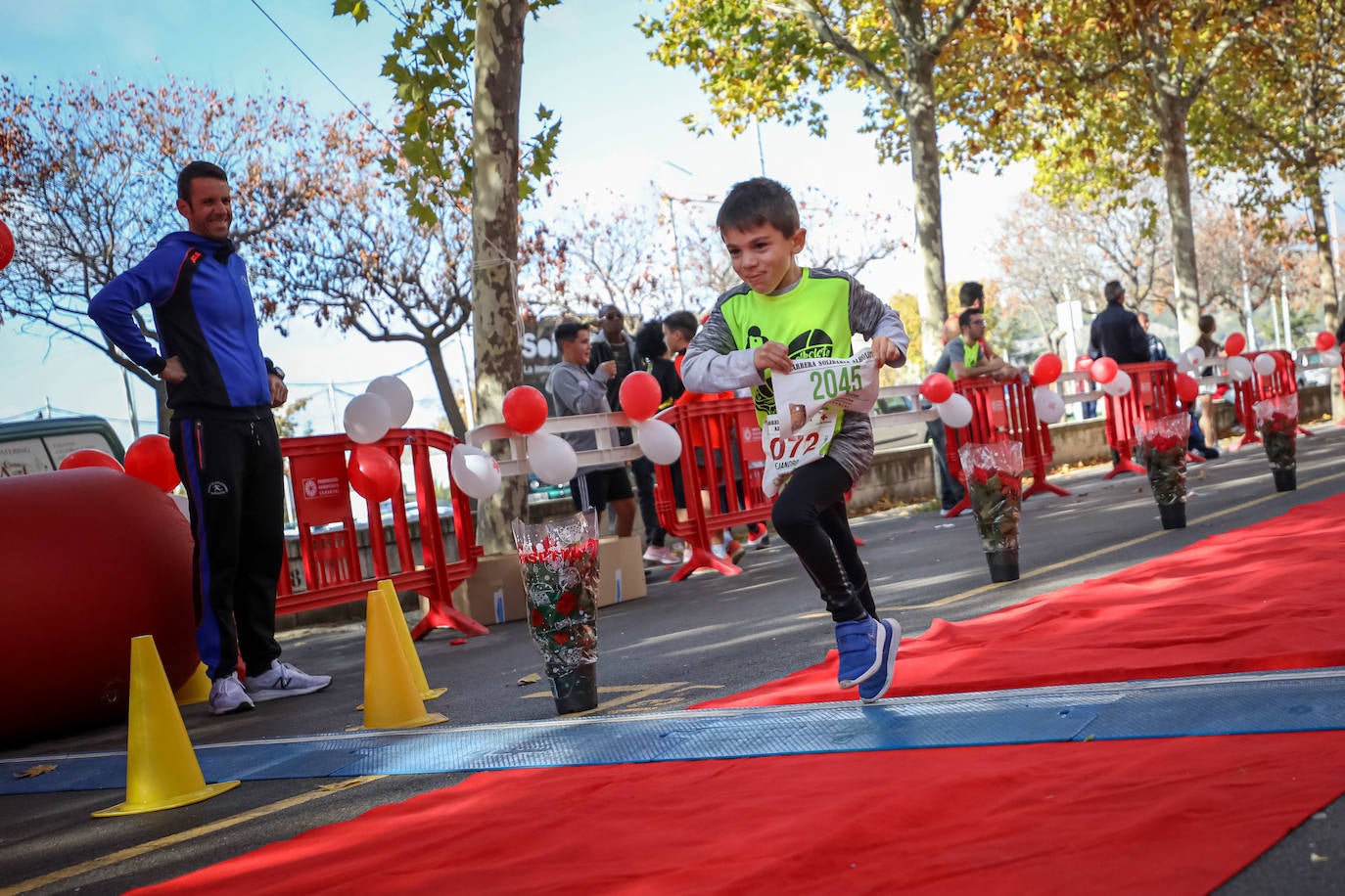 Muchos corredores han acudido disfrazados a una cita que cumple su octava edición
