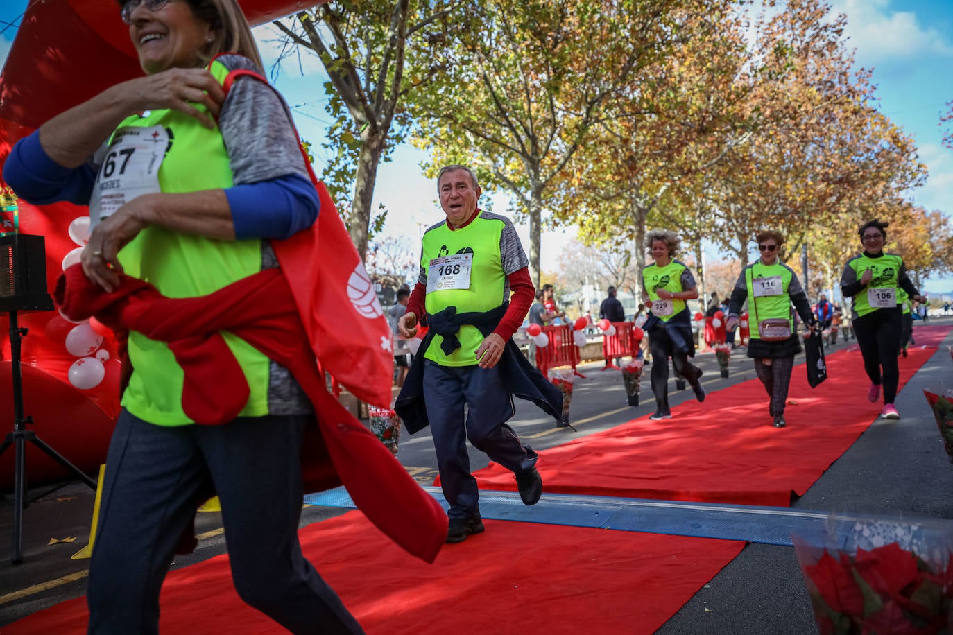Muchos corredores han acudido disfrazados a una cita que cumple su octava edición