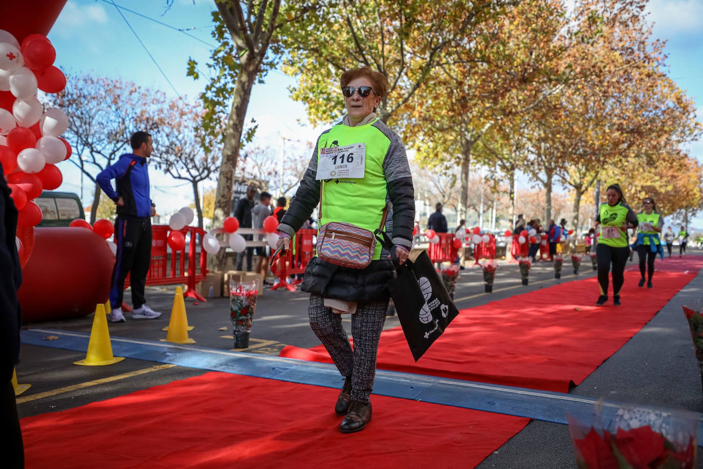 Muchos corredores han acudido disfrazados a una cita que cumple su octava edición