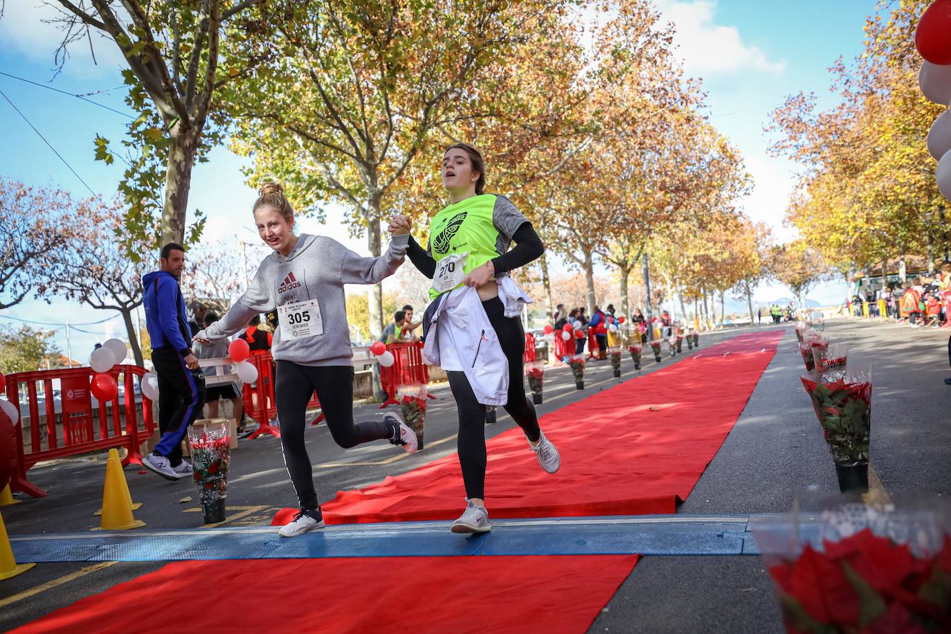 Muchos corredores han acudido disfrazados a una cita que cumple su octava edición