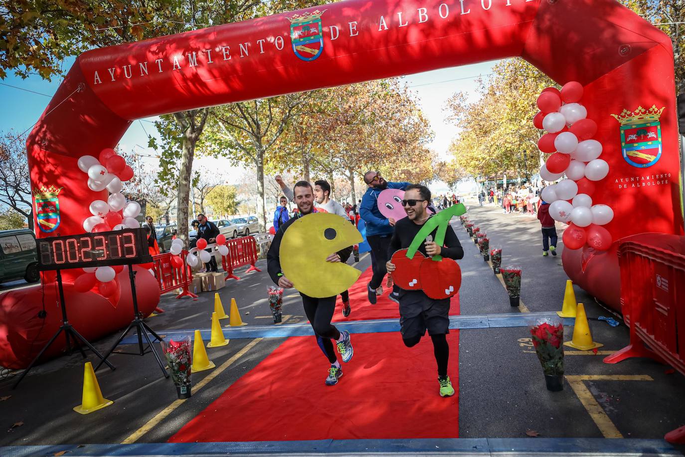 Muchos corredores han acudido disfrazados a una cita que cumple su octava edición