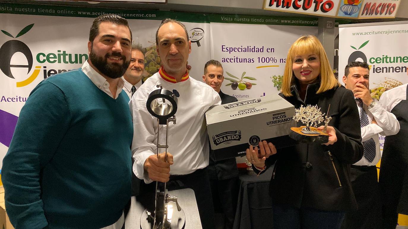 El Mercado de San Francisco ha acogido esta mañana VI Feria del Aceite de Oliva y el IV Concurso Nacional de Cortadores de Jamón, prueba puntuable en el circuito nacional