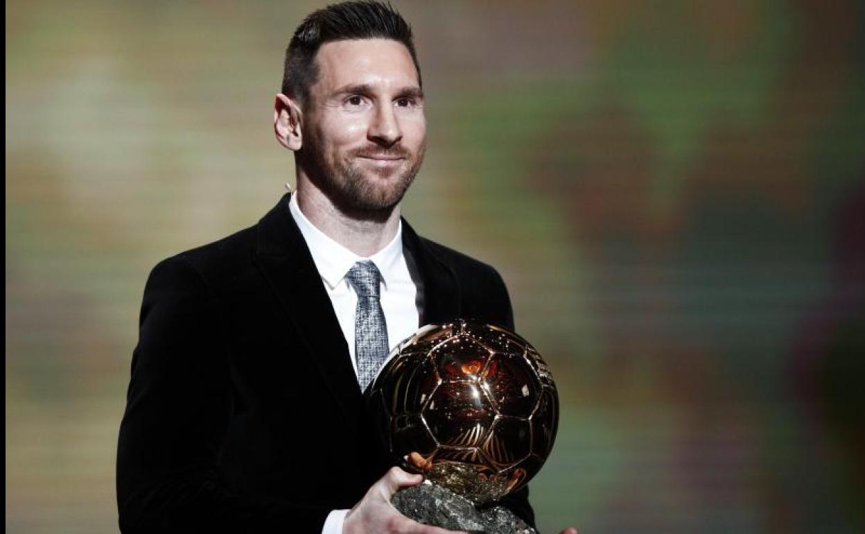 Leo Messi sujeta su sexto Balón de Oro. 