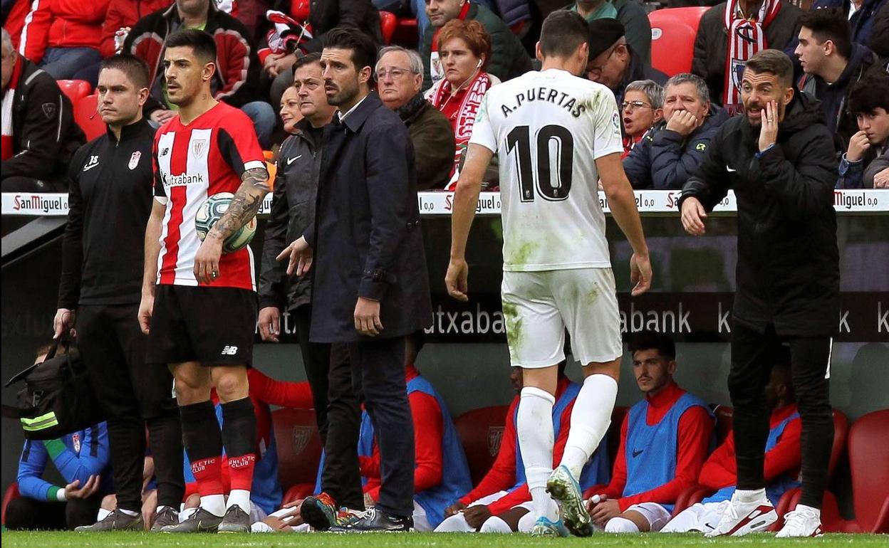 Raúl Espínola instruye a Antonio Puertas durante el partido. 