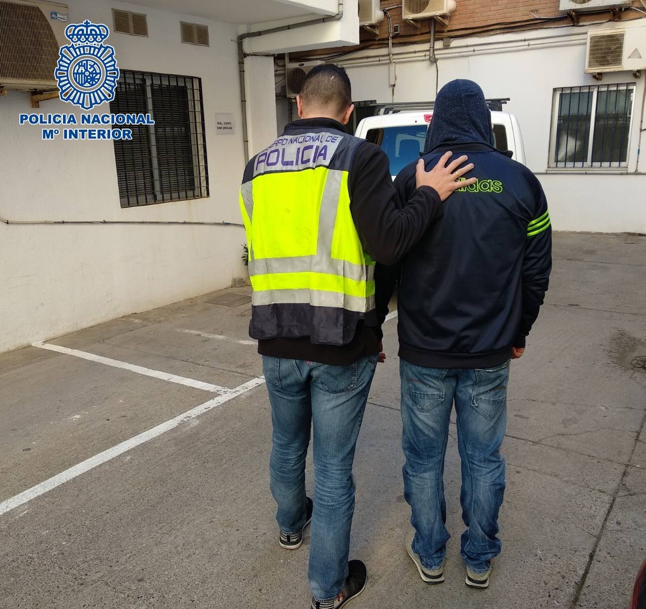 Agente de Policía Nacional durante una detención. 