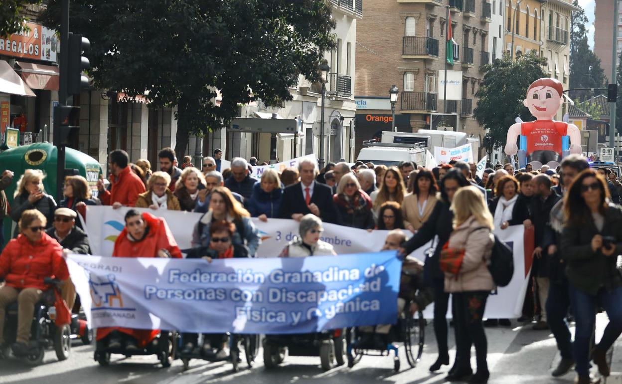 Numerosas asociaciones han participado en la marcha. 