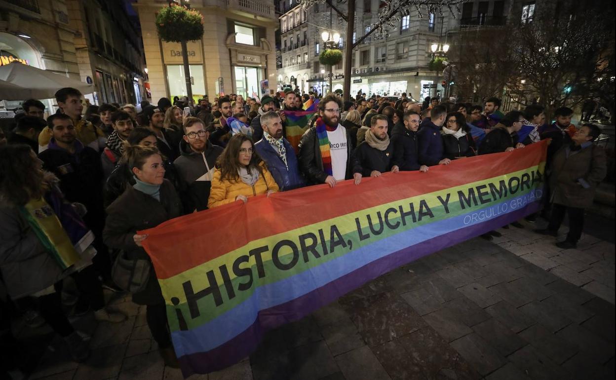 Decenas de personas se han concentrado en Puerta Real para protestar contra el repintado.