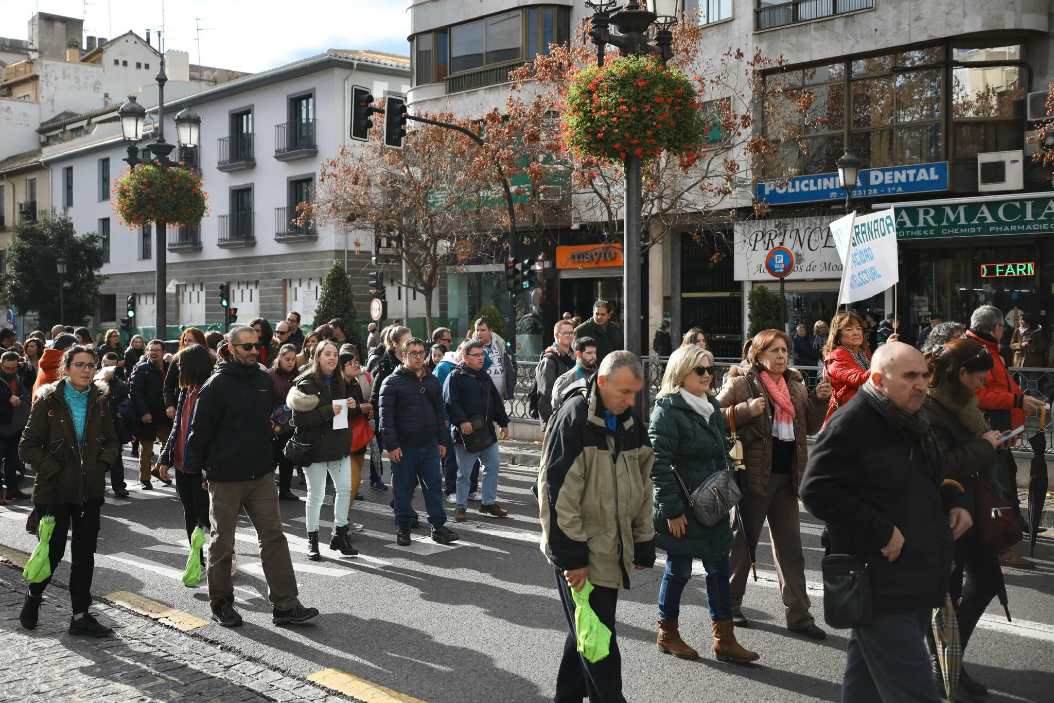 Unas 200 personas han participado en la marcha solidaria con motivo del 'Día internacional de las personas con discapidad' 