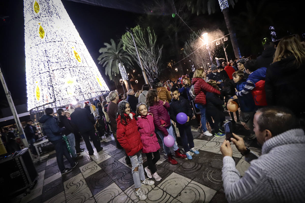 Un millón de bombillas brillarán en las calles de la ciudad hasta después de Reyes