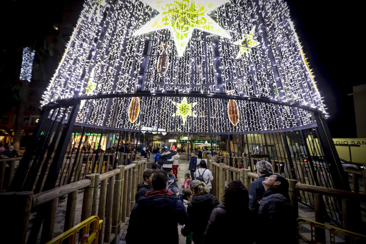 Un millón de bombillas brillarán en las calles de la ciudad hasta después de Reyes