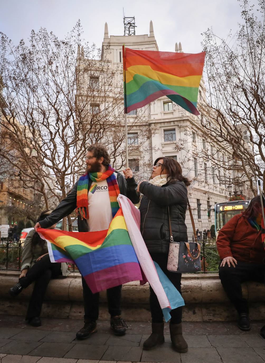 Fotos: Protesta en Granada por la retirada de los colores del arcoíris del mobiliario urbano