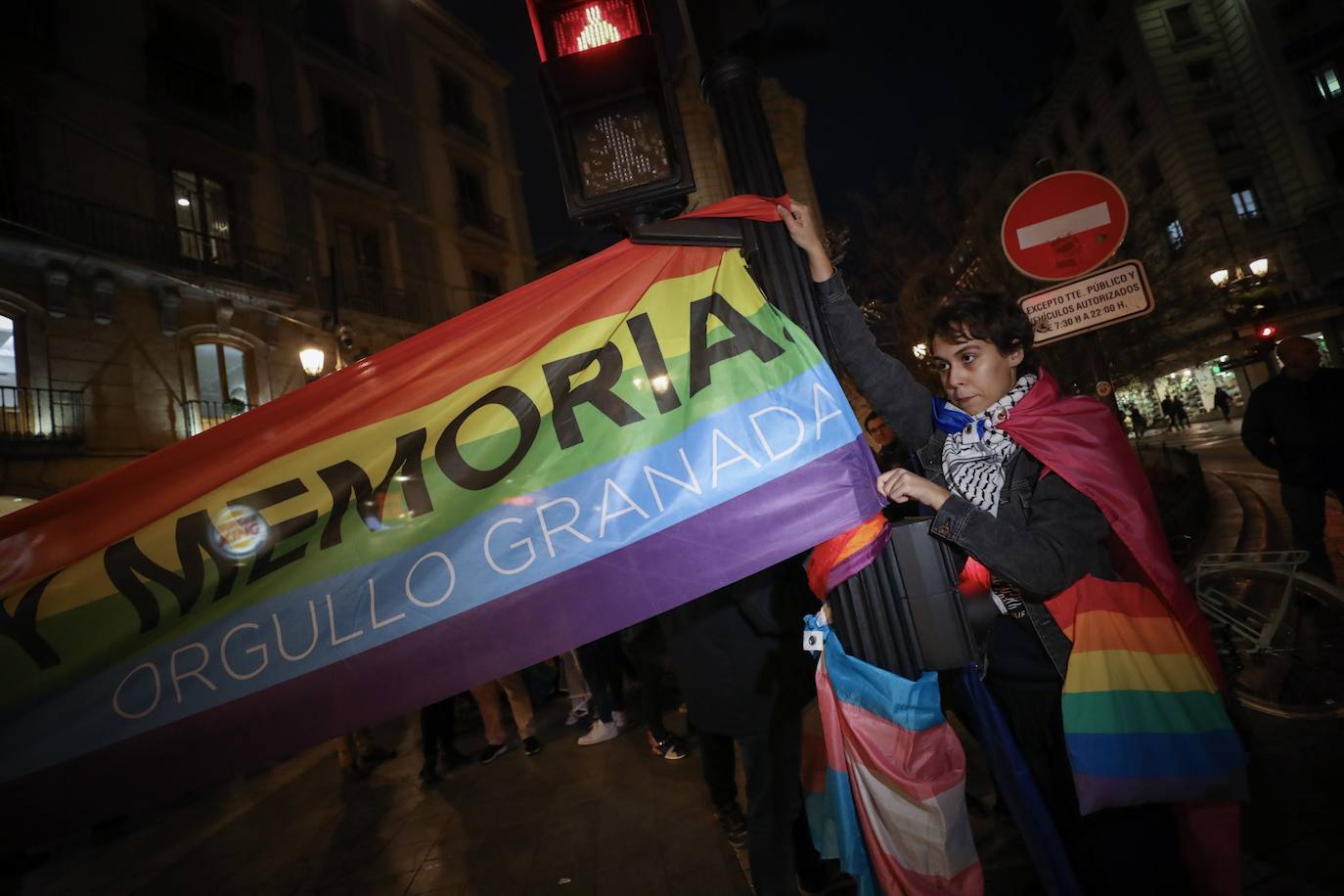 Fotos: Protesta en Granada por la retirada de los colores del arcoíris del mobiliario urbano