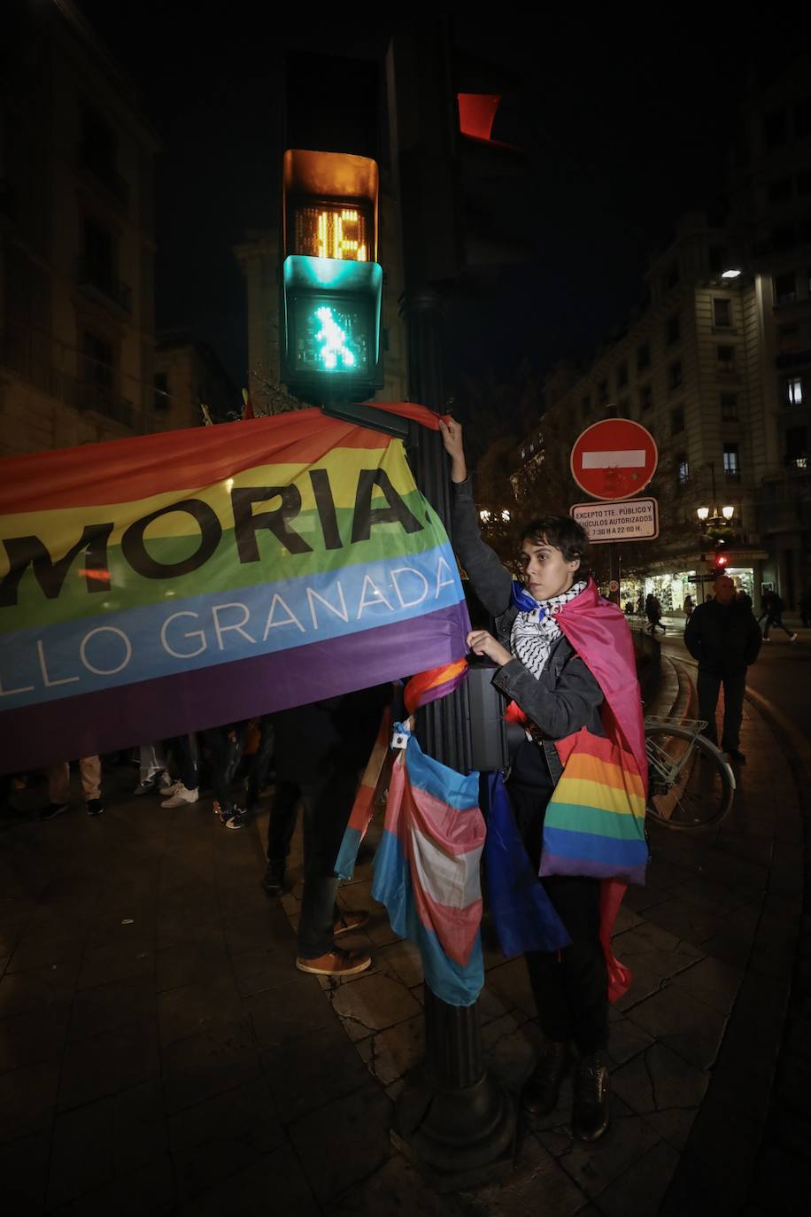 Fotos: Protesta en Granada por la retirada de los colores del arcoíris del mobiliario urbano