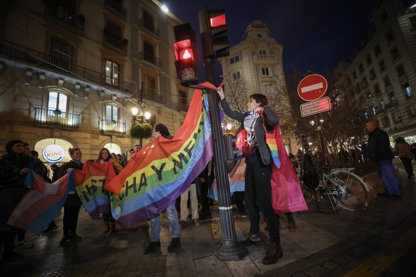 Fotos: Protesta en Granada por la retirada de los colores del arcoíris del mobiliario urbano