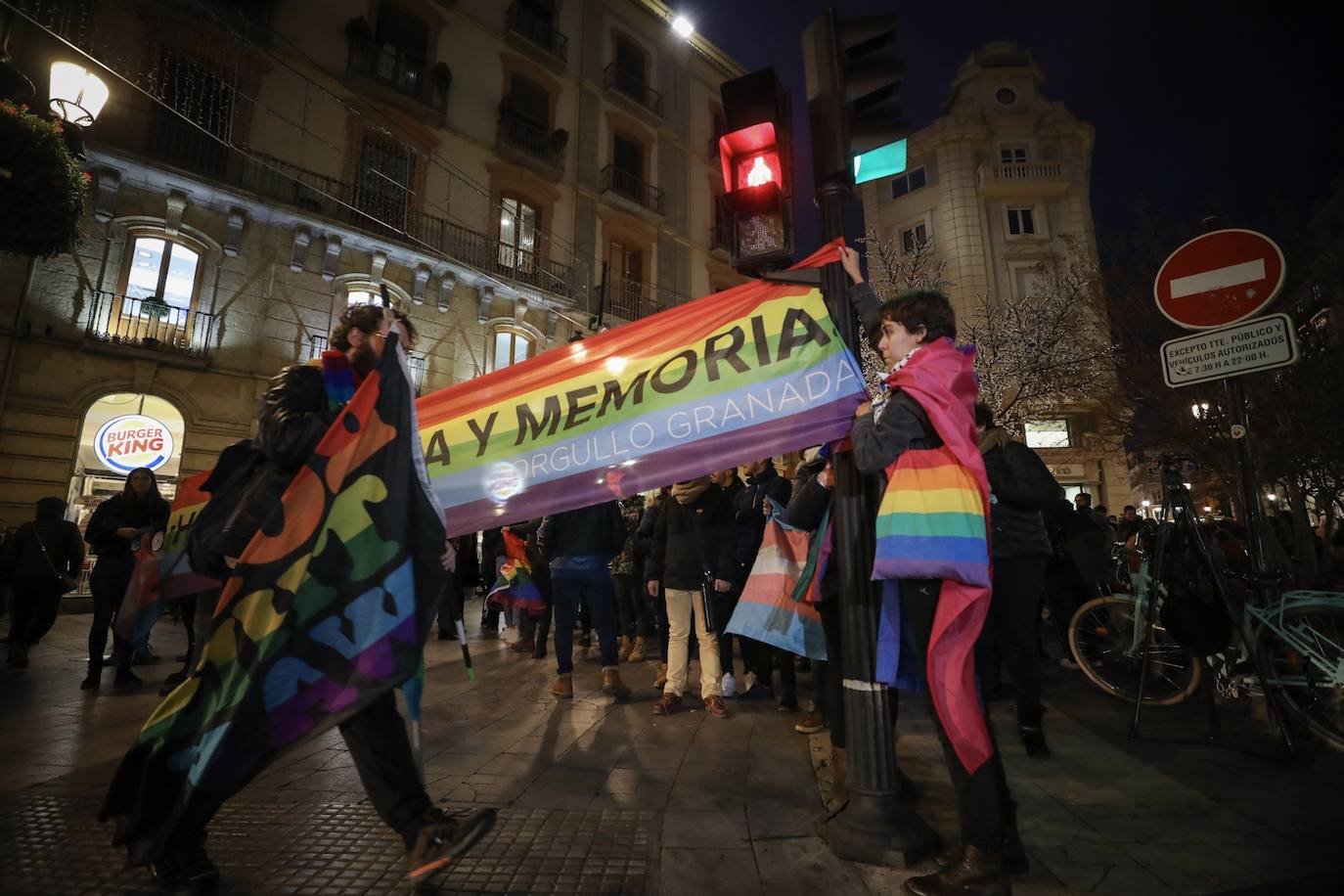 Fotos: Protesta en Granada por la retirada de los colores del arcoíris del mobiliario urbano