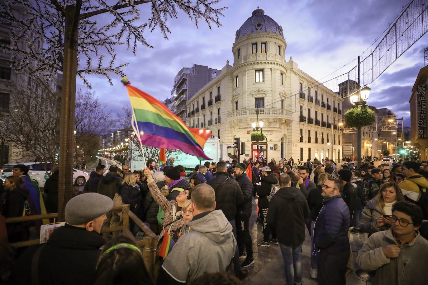 Fotos: Protesta en Granada por la retirada de los colores del arcoíris del mobiliario urbano