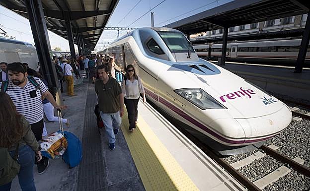 Imagen de archivo de un AVE en la estación de Granada/