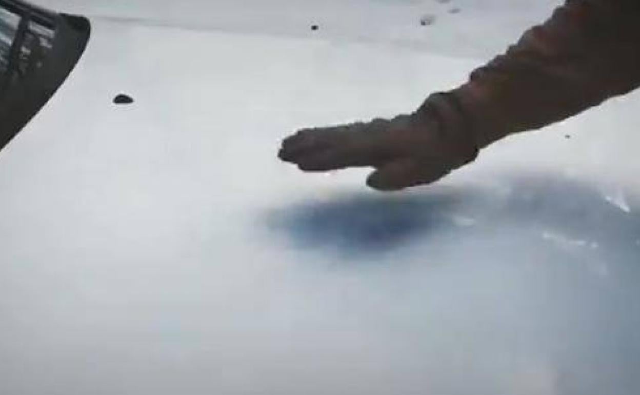 Tráfico | «Salvarás una vida»: el motivo por el que la Policía pide golpear el capó antes de arrancar