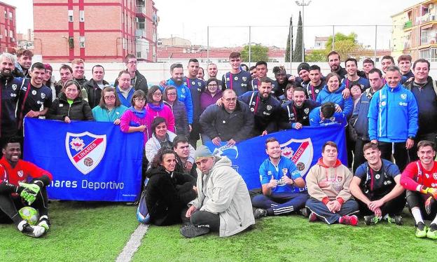 Los jugadores y cuerpo técnico recibieron la alegre visita de unos azulillos muy especiales. 