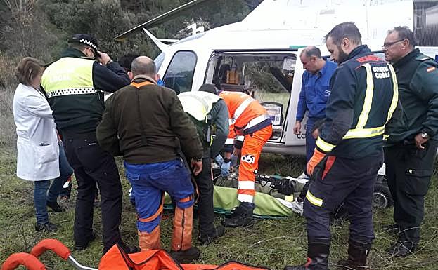 El paciente antes de ser subido al helicóptero.