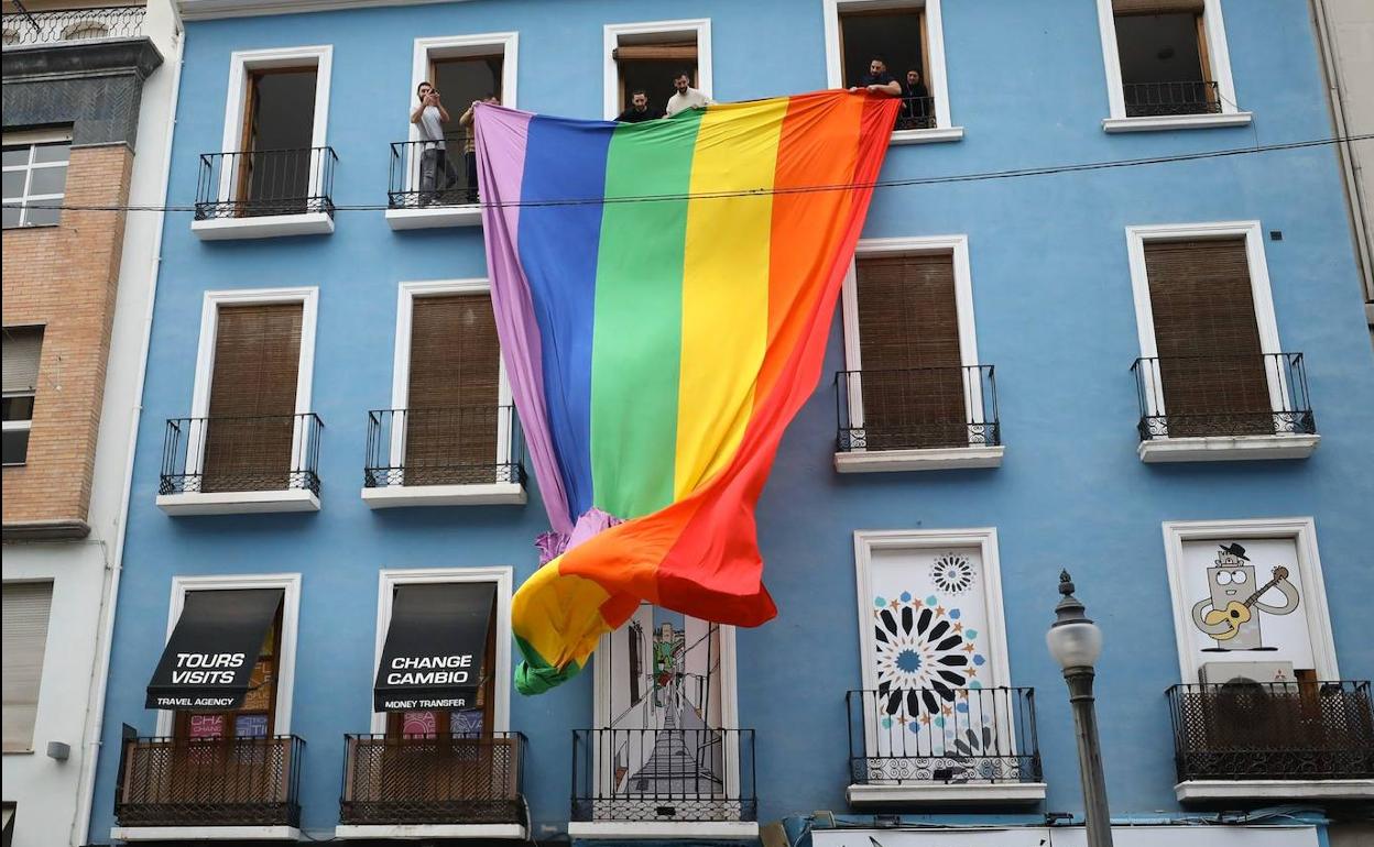 Momento en el que se despliega la bandera. 