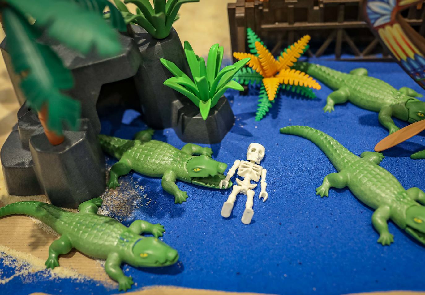 La Cofradía de los Estudiantes ha elaborado uno de los belenes más singulares que se hayan visto en la ciudad con un tamaño de 20 metros de ancho y más de 1.000 figuras