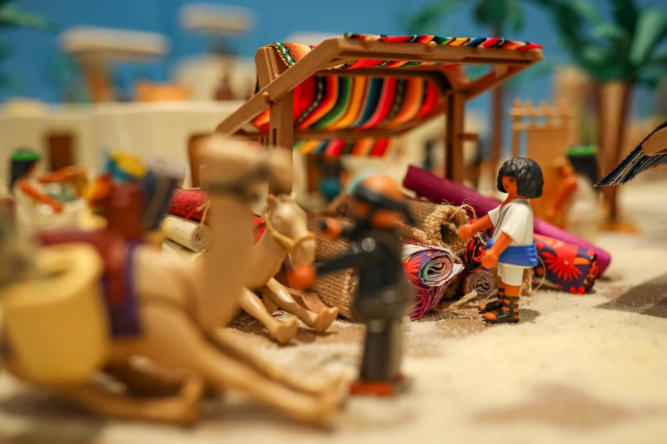 La Cofradía de los Estudiantes ha elaborado uno de los belenes más singulares que se hayan visto en la ciudad con un tamaño de 20 metros de ancho y más de 1.000 figuras