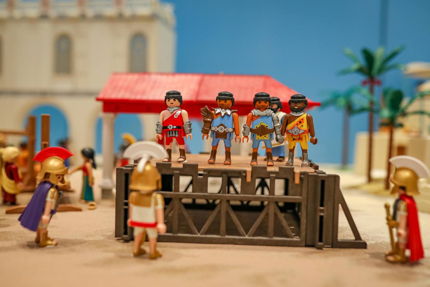 La Cofradía de los Estudiantes ha elaborado uno de los belenes más singulares que se hayan visto en la ciudad con un tamaño de 20 metros de ancho y más de 1.000 figuras