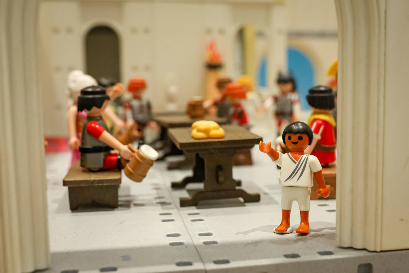 La Cofradía de los Estudiantes ha elaborado uno de los belenes más singulares que se hayan visto en la ciudad con un tamaño de 20 metros de ancho y más de 1.000 figuras