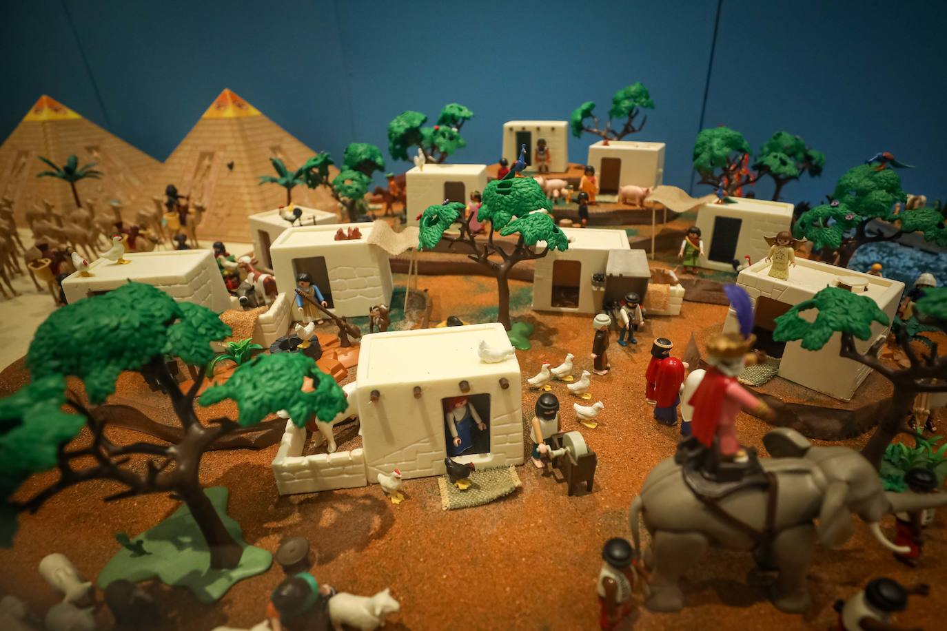 La Cofradía de los Estudiantes ha elaborado uno de los belenes más singulares que se hayan visto en la ciudad con un tamaño de 20 metros de ancho y más de 1.000 figuras