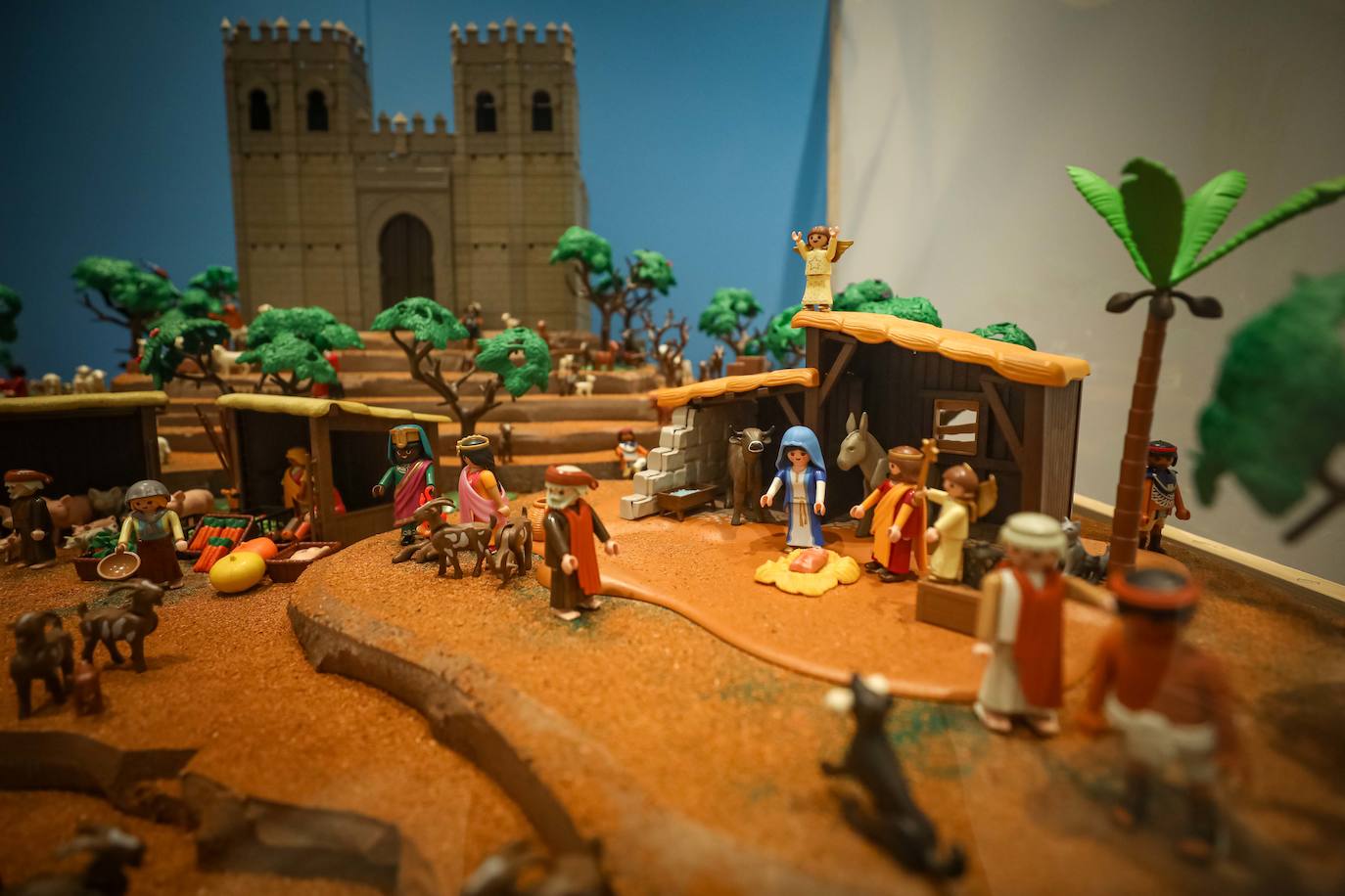 La Cofradía de los Estudiantes ha elaborado uno de los belenes más singulares que se hayan visto en la ciudad con un tamaño de 20 metros de ancho y más de 1.000 figuras