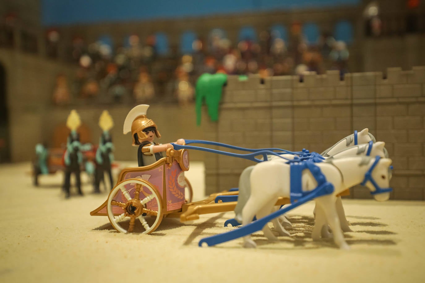 La Cofradía de los Estudiantes ha elaborado uno de los belenes más singulares que se hayan visto en la ciudad con un tamaño de 20 metros de ancho y más de 1.000 figuras