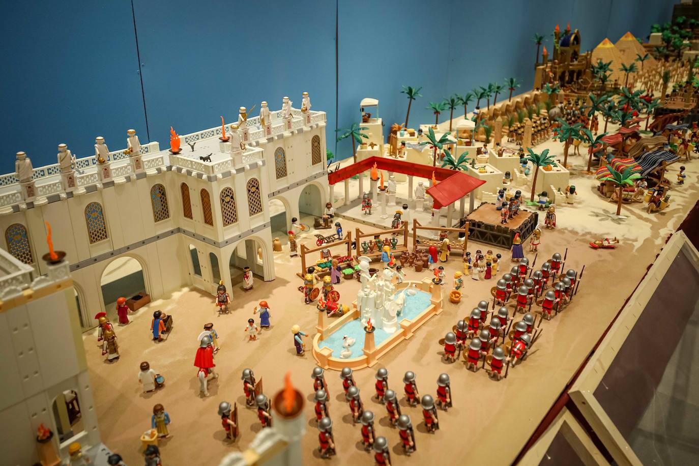 La Cofradía de los Estudiantes ha elaborado uno de los belenes más singulares que se hayan visto en la ciudad con un tamaño de 20 metros de ancho y más de 1.000 figuras