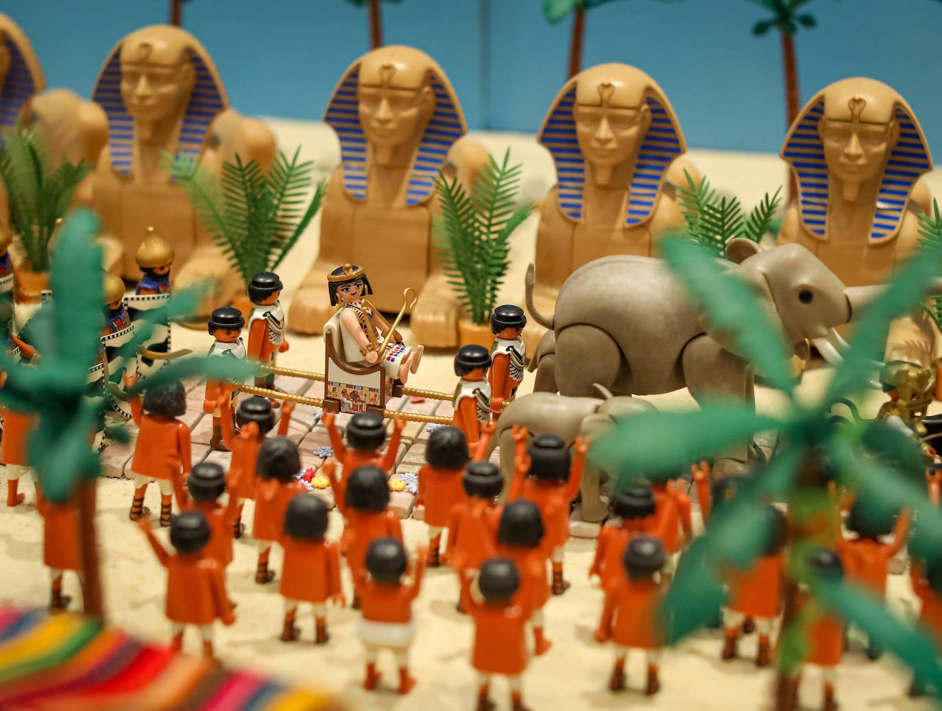 La Cofradía de los Estudiantes ha elaborado uno de los belenes más singulares que se hayan visto en la ciudad con un tamaño de 20 metros de ancho y más de 1.000 figuras